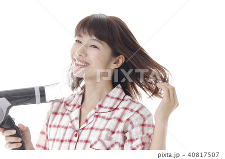 髪を乾かす女性 髪を乾かす女性 40817507