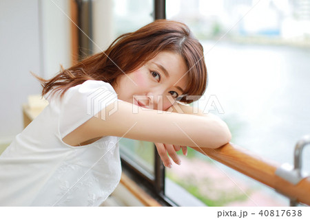 窓際の若い女性 40817638