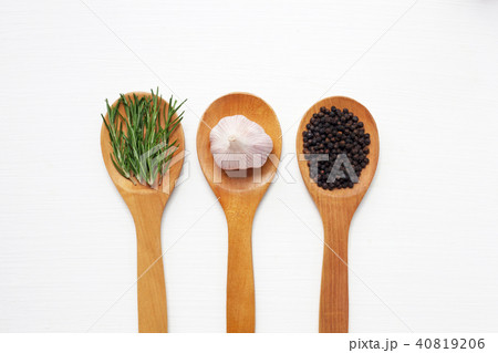 Garlic with rosemary and black peppercorn 40819206