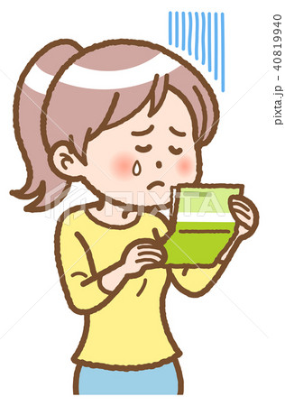 通帳を見る女性 40819940