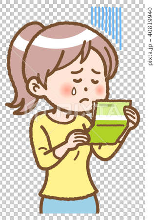 通帳を見る女性 40819940