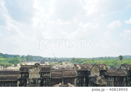 カンボジア、アンコール遺跡、アンコール・ワットの寺院内からの風景 40819950