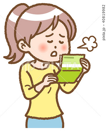 通帳を見る女性 40819982