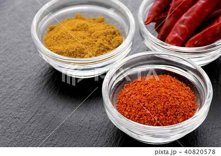 鷹の爪と一味唐辛子とカレーパウダー  40820578