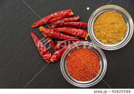 鷹の爪と一味唐辛子とカレーパウダー  40820588