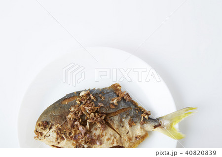 Fresh pomfret deep fried in dish 40820839