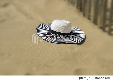 Beach hat with sunglasses 40822386