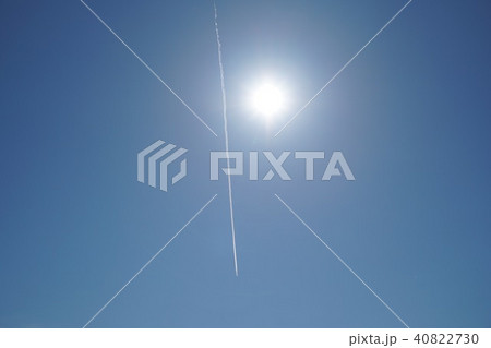 太陽と飛行機雲 40822730