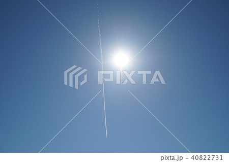 太陽と飛行機雲 40822731