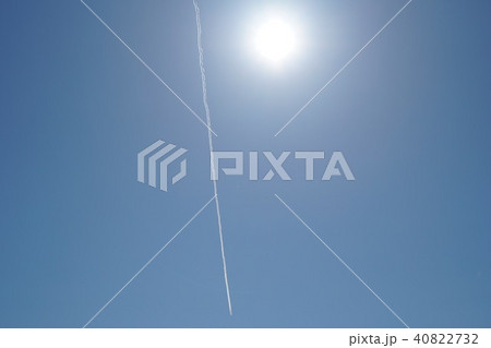 太陽と飛行機雲 40822732