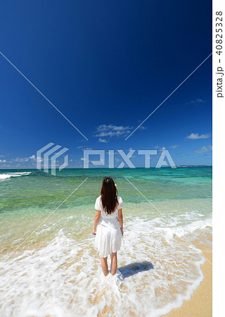 南国沖縄の美しいビーチで寛ぐ女性 40825328