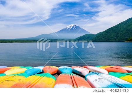 本栖湖と富士山 40825459