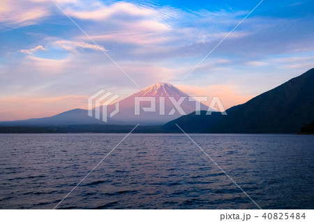 日没の本栖湖と富士山 日没の本栖湖と富士山 40825484