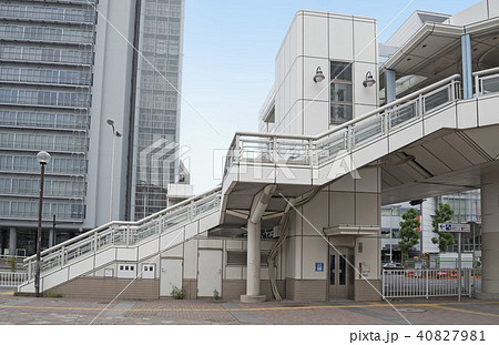 新横浜駅前交差点を渡るエレベーター付きの歩道橋(神奈川県横浜市) 新横浜駅前交差点を渡るエレベーター付きの歩道橋(神奈川県横浜市) 40827981
