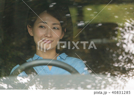 笑顔で運転する女性 40831285
