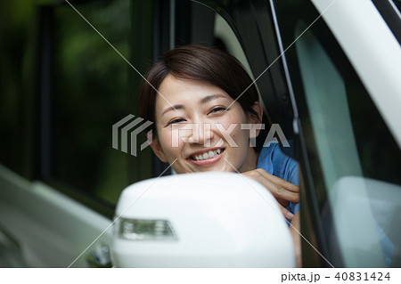 運転席から身を乗り出す女性 運転席から身を乗り出す女性 40831424