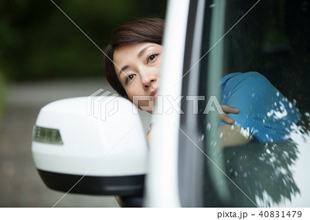 運転席から外を眺める女性 運転席から外を眺める女性 40831479