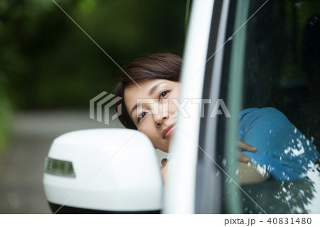 運転席から外を眺める女性 運転席から外を眺める女性 40831480