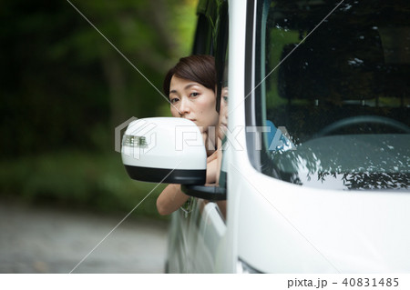 運転席から外を眺める女性 運転席から外を眺める女性 40831485