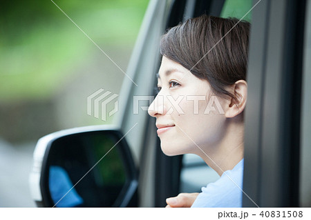 車の助手席から外を眺める女性 車の助手席から外を眺める女性 40831508