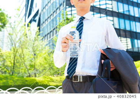 水分補給 ビジネスマン 40832045