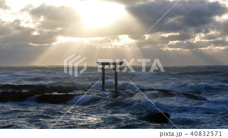 大洗 神磯 日の出 光芒 大洗 神磯 日の出 光芒 40832571