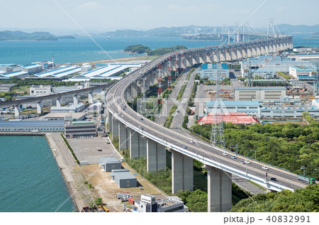坂出の丘から眺めた瀬戸大橋と工業地帯 40832991