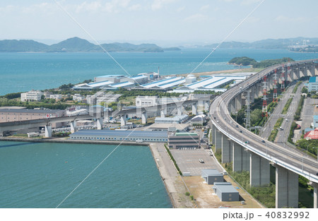 工業地帯と瀬戸内海、瀬戸大橋の景色 40832992