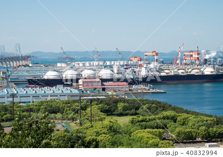番の州工業地帯の公園と造船所の景色 40832994