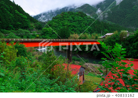 オレンジ色の鉄橋と赤屋根と霧のかかった山並み 高野龍神スカイライン 和歌山県 オレンジ色の鉄橋と赤屋根と霧のかかった山並み 高野龍神スカイライン 和歌山県 40833162