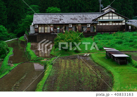 大きな古民家と水が張られた棚田　高野龍神スカイライン　和歌山県 40833163