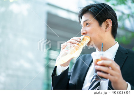 ビジネスマン　パン　休憩　忙しい 40833304