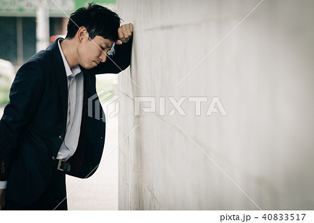 落ち込む若いビジネスマン 40833517