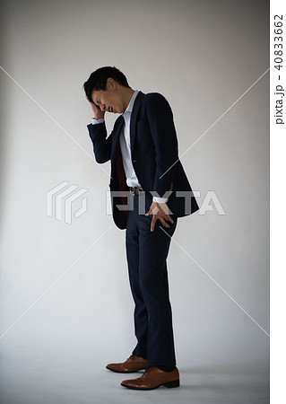 頭を抱える若いビジネスマン 頭を抱える若いビジネスマン 40833662
