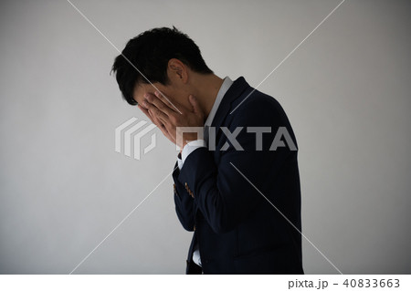 手で顔を覆う若いビジネスマン 40833663