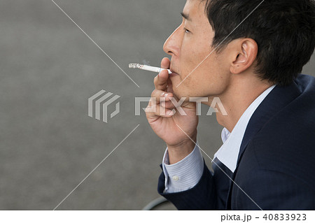 煙草を吸う若いビジネスマン 40833923