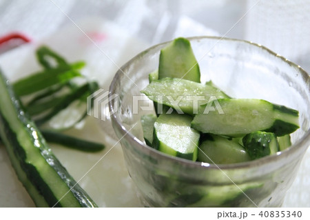 ガラスの漬物メーカーで作るキュウリの浅漬け 40835340