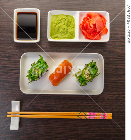 sushi with salmon and spicy gunkan 40835607