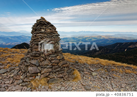 八ヶ岳連峰・硫黄岳のケルンと北アルプス遠望 40836751