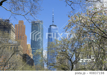ニューヨーク ワンワールドトレードセンターと高層ビル群の写真素材