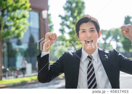 ビジネスマン　ガッツポーズ　 40837403