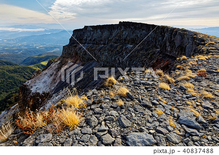 八ヶ岳連峰 硫黄岳の爆裂火口の写真素材 4074