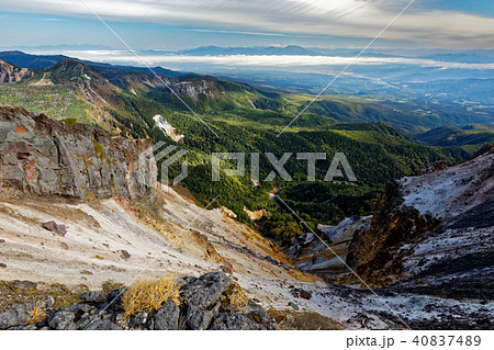 八ヶ岳連峰・硫黄岳の爆裂火口と浅間山遠望 40837489