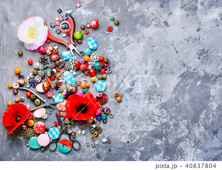 Beads and poppy 40837804