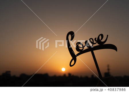 LOVEの文字のシルエット（夕日の背景） 40837986