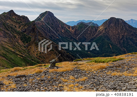 八ヶ岳連峰・硫黄岳山頂の草紅葉と八ヶ岳主峰群 八ヶ岳連峰・硫黄岳山頂の草紅葉と八ヶ岳主峰群 40838191