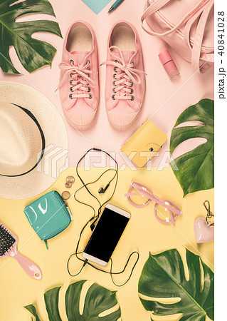 Flat lay with trendy accessories 40841028