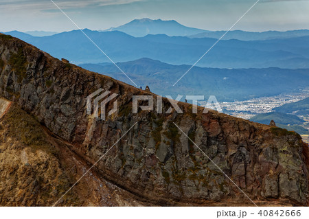 八ヶ岳連峰・硫黄岳の火口壁と御嶽 40842666