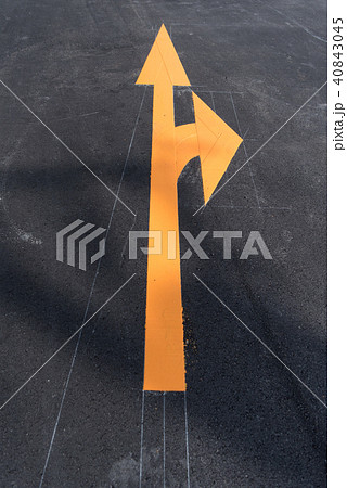 道路の路面表示 直進右折矢印の写真素材