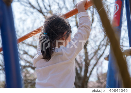 公園の遊具で遊ぶ子供 40843046